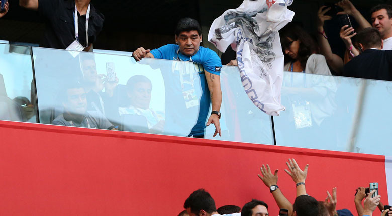 Maradona maçta coştu Hastanelik oldu...