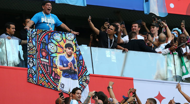Maradona maçta coştu Hastanelik oldu...