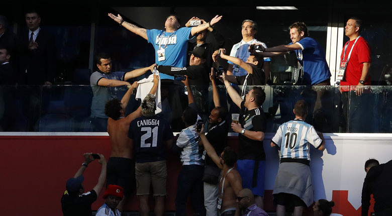 Maradona maçta coştu Hastanelik oldu...