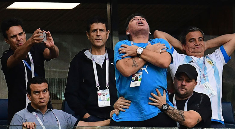 Maradona maçta coştu Hastanelik oldu...
