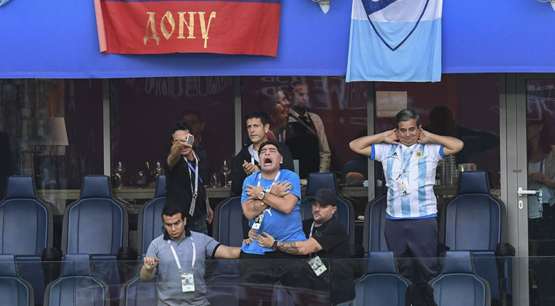 Maradona maçta coştu Hastanelik oldu...