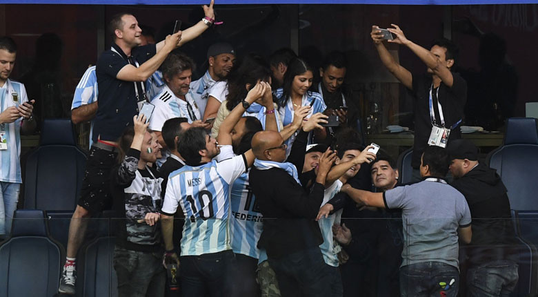 Maradona maçta coştu Hastanelik oldu...