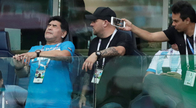 Maradona maçta coştu Hastanelik oldu...