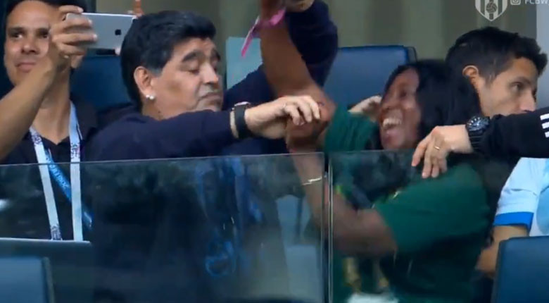 Maradona maçta coştu Hastanelik oldu...