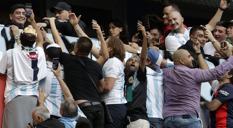 Maradona maçta coştu Hastanelik oldu...
