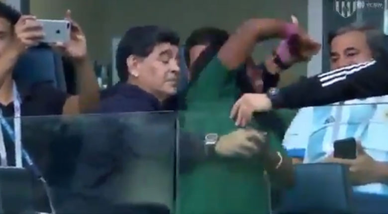 Maradona maçta coştu Hastanelik oldu...