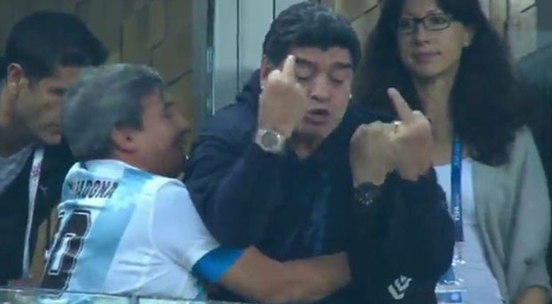Maradona maçta coştu Hastanelik oldu...