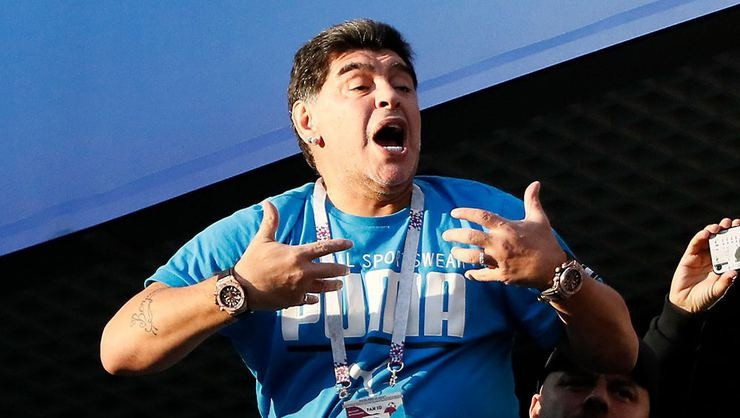 Maradona maçta coştu Hastanelik oldu...