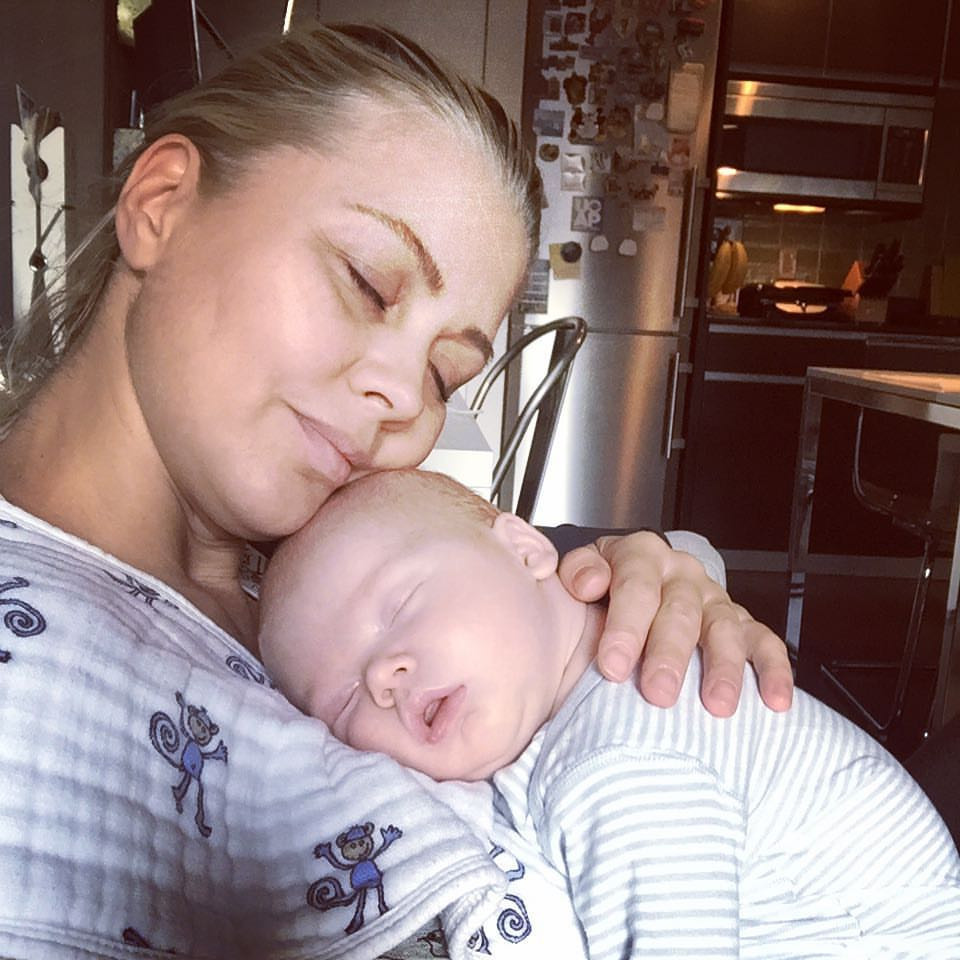 Demet Akalını çıldırtan yorum Bebeğinden utanmadığın belli Demet Akalını çıldırtan yorum Bebeğinden utanmadığın belli