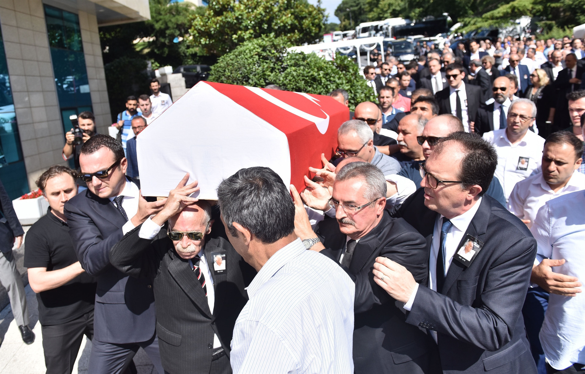 Şarık Tara son yolculuğuna uğurlanıyor