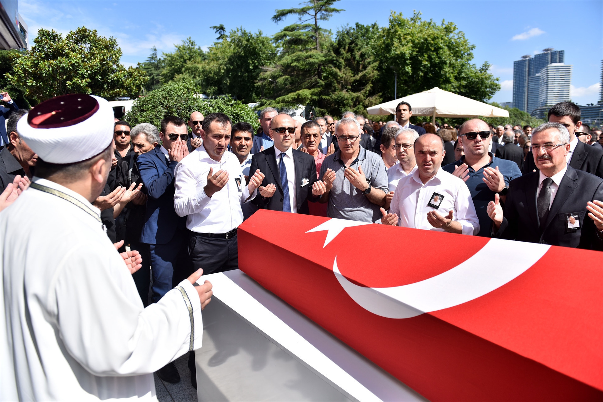 Şarık Tara son yolculuğuna uğurlanıyor