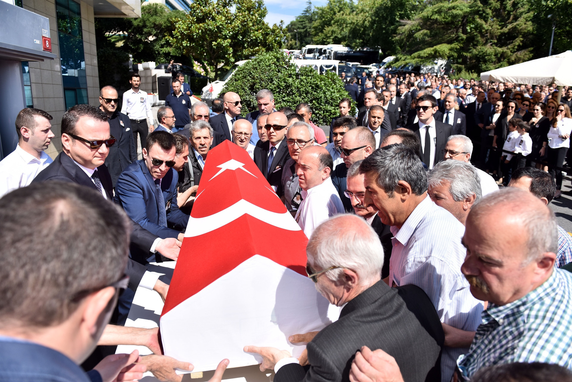 Şarık Tara son yolculuğuna uğurlanıyor