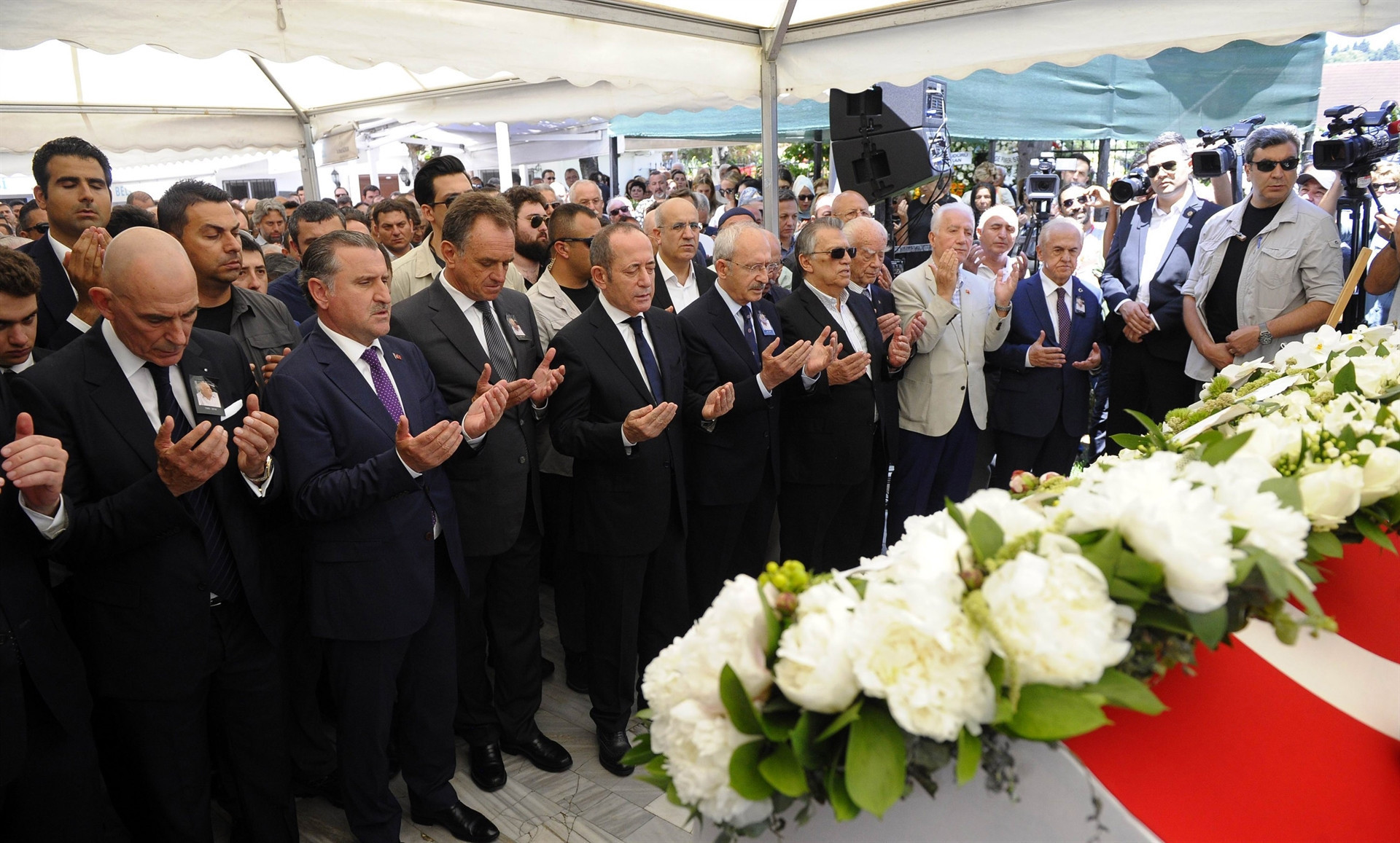 Şarık Tara son yolculuğuna uğurlanıyor