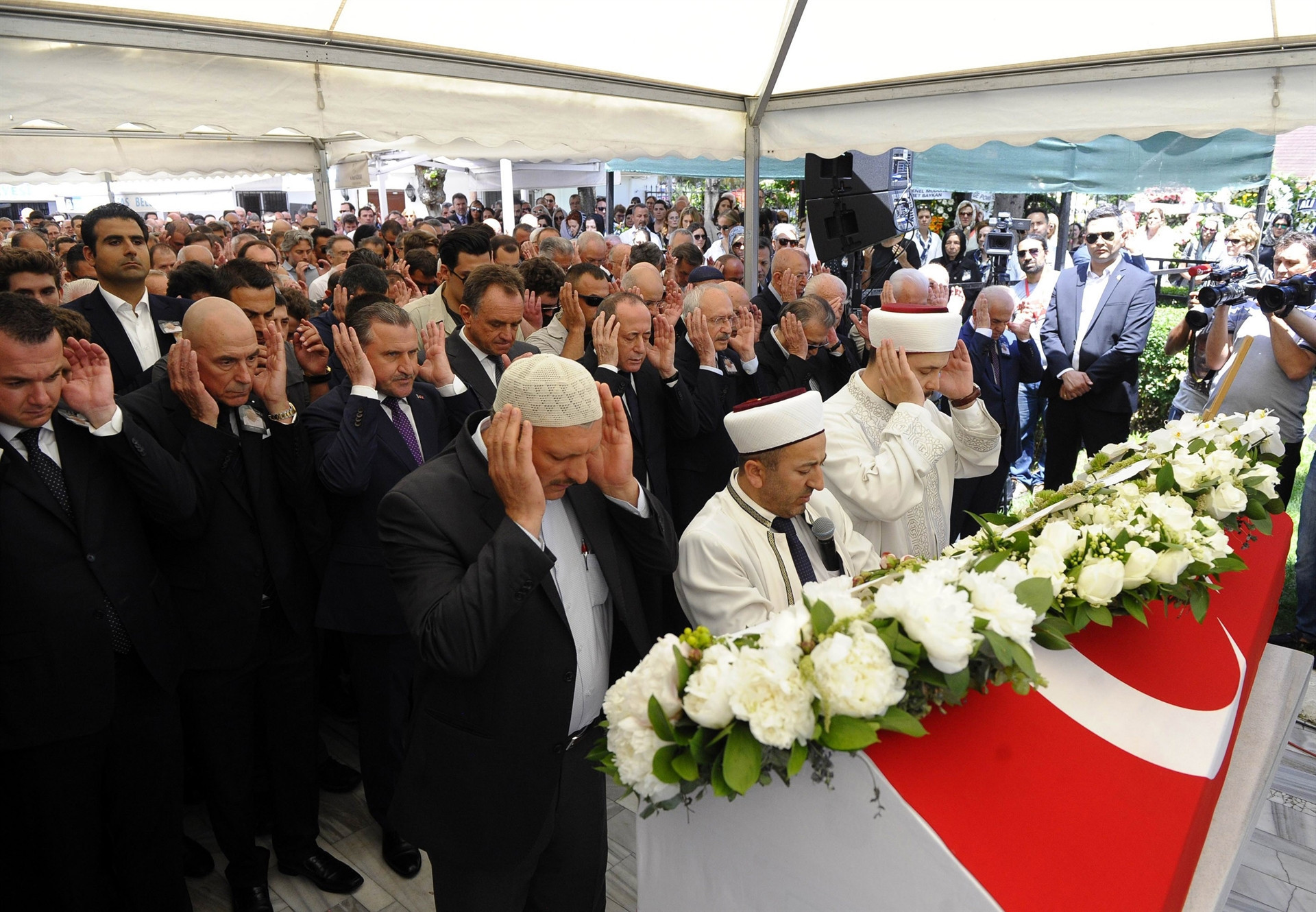 Şarık Tara son yolculuğuna uğurlanıyor