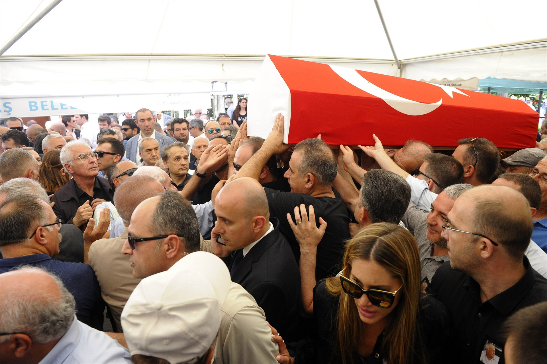 Şarık Tara son yolculuğuna uğurlanıyor