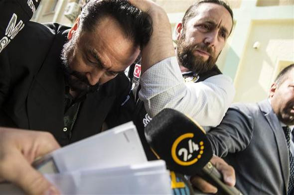 Sanat camiası Adnan Oktara verdiği destek için utanacak mı