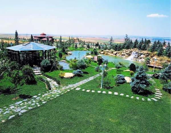 İşte Adnan Oktarın şatafatlı yaşamı İşte Adnan Oktarın şatafatlı yaşamı