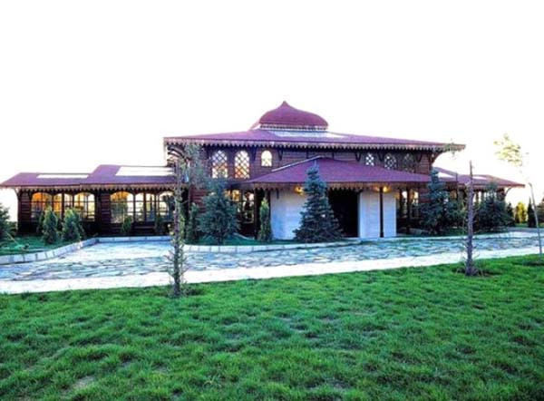 İşte Adnan Oktarın şatafatlı yaşamı İşte Adnan Oktarın şatafatlı yaşamı