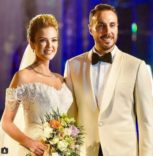 Ünlü sunucudan romantik mesaj