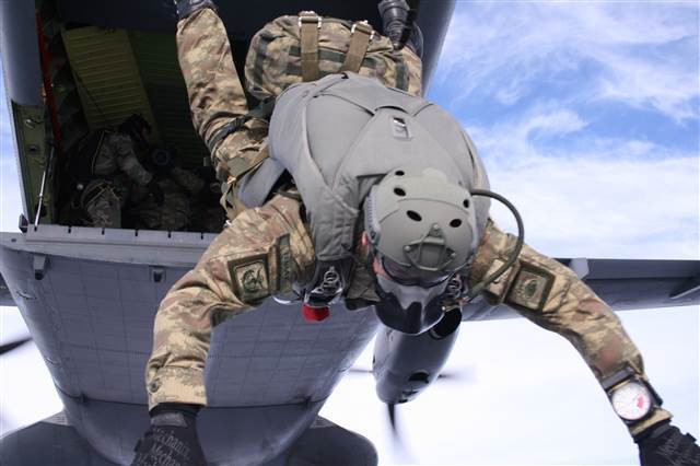 Bordo berelilerin paraşüt eğitiminden kareler