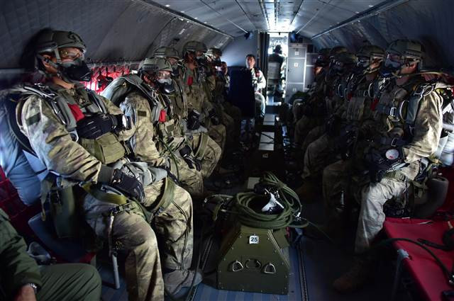 Bordo berelilerin paraşüt eğitiminden kareler