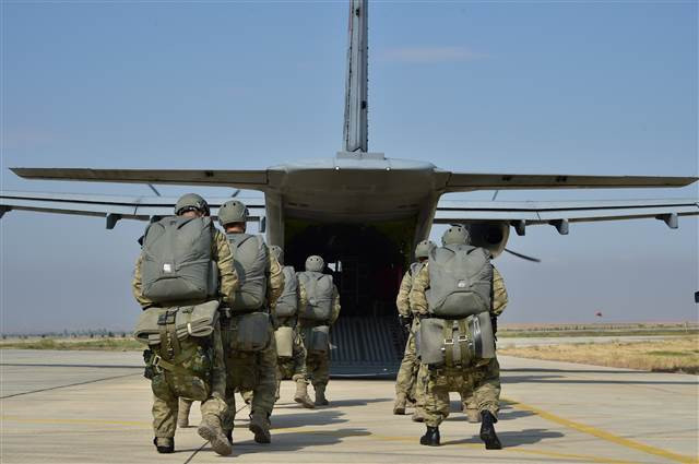 Bordo berelilerin paraşüt eğitiminden kareler