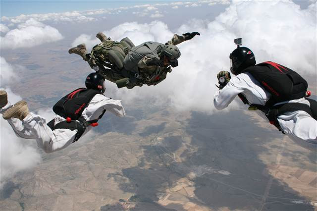 Bordo berelilerin paraşüt eğitiminden kareler