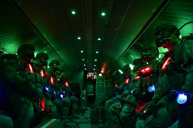 Bordo berelilerin paraşüt eğitiminden kareler