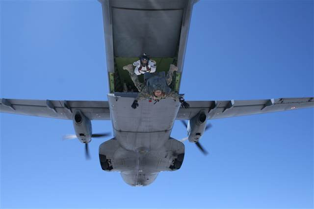 Bordo berelilerin paraşüt eğitiminden kareler