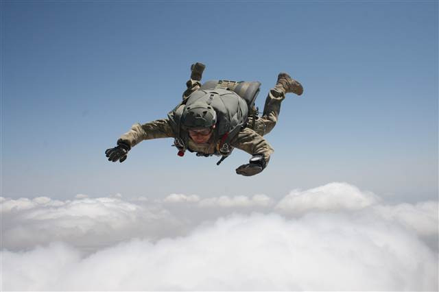 Bordo berelilerin paraşüt eğitiminden kareler