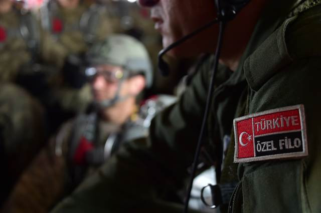 Bordo berelilerin paraşüt eğitiminden kareler