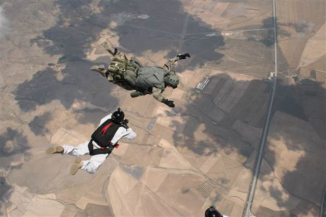 Bordo berelilerin paraşüt eğitiminden kareler
