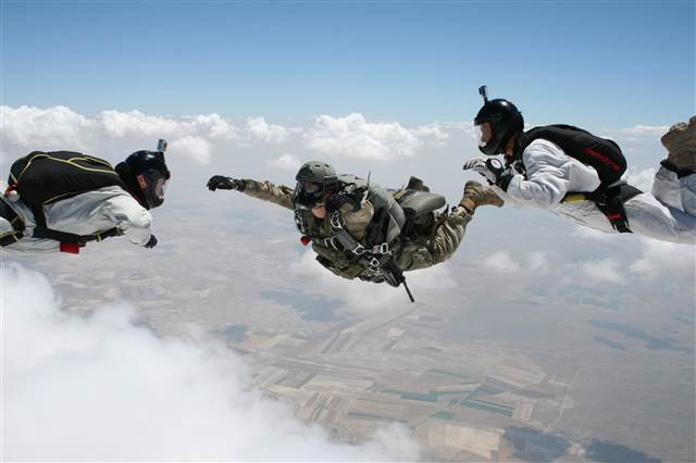 Bordo berelilerin paraşüt eğitiminden kareler