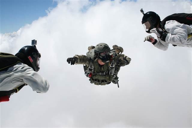 Bordo berelilerin paraşüt eğitiminden kareler