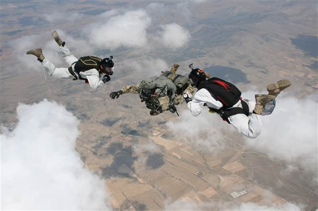 Bordo berelilerin paraşüt eğitiminden kareler