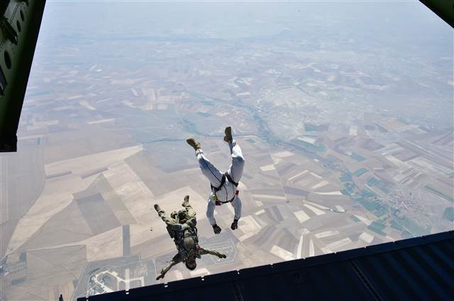 Bordo berelilerin paraşüt eğitiminden kareler
