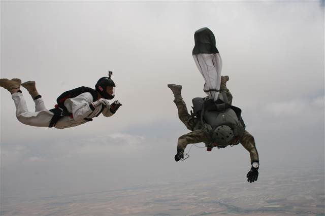 Bordo berelilerin paraşüt eğitiminden kareler
