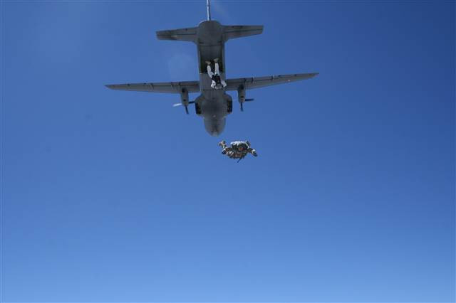 Bordo berelilerin paraşüt eğitiminden kareler