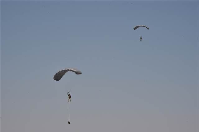 Bordo berelilerin paraşüt eğitiminden kareler