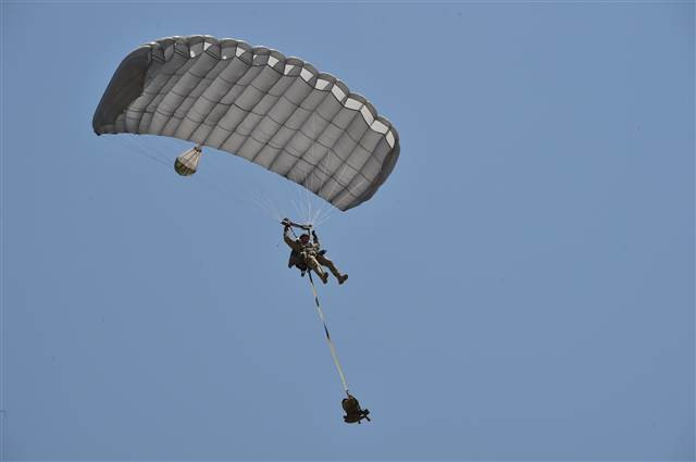 Bordo berelilerin paraşüt eğitiminden kareler
