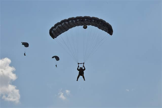 Bordo berelilerin paraşüt eğitiminden kareler