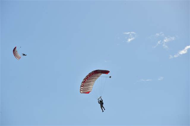 Bordo berelilerin paraşüt eğitiminden kareler