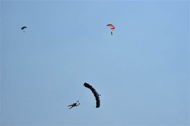Bordo berelilerin paraşüt eğitiminden kareler