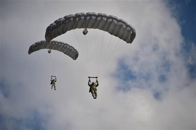 Bordo berelilerin paraşüt eğitiminden kareler