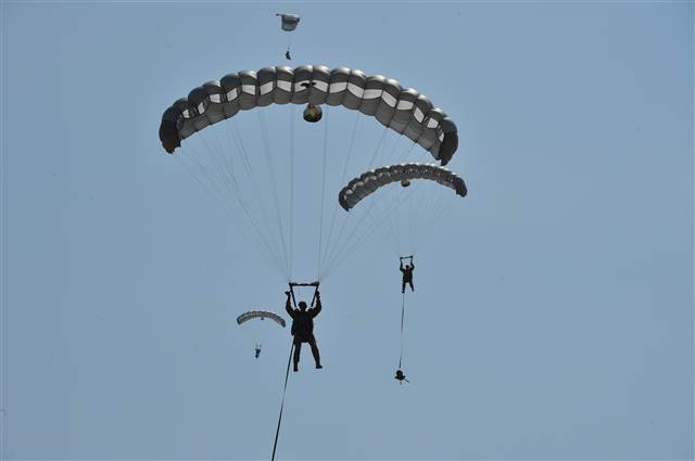 Bordo berelilerin paraşüt eğitiminden kareler