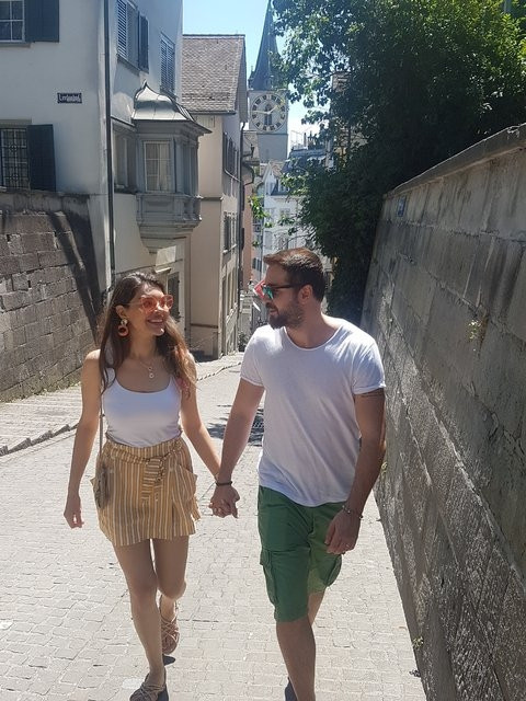 Sırt çantasını taktı kimse onu tanımadı Ünlü çiftin yurt dışı kaçamağı