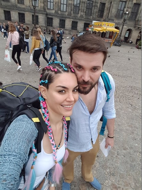 Sırt çantasını taktı kimse onu tanımadı Ünlü çiftin yurt dışı kaçamağı