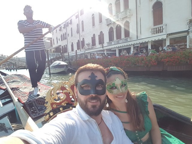 Sırt çantasını taktı kimse onu tanımadı Ünlü çiftin yurt dışı kaçamağı