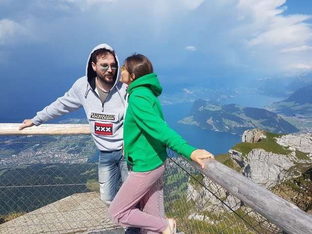 Sırt çantasını taktı kimse onu tanımadı Ünlü çiftin yurt dışı kaçamağı