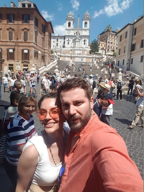 Sırt çantasını taktı kimse onu tanımadı Ünlü çiftin yurt dışı kaçamağı